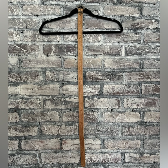 Beautiful leather embossed belt with silver detailed buckle. Excellent condition - Picture 3 of 6